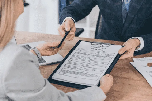 Devis d’assurance professionnelle posé sur un bureau à côté d’un ordinateur portable