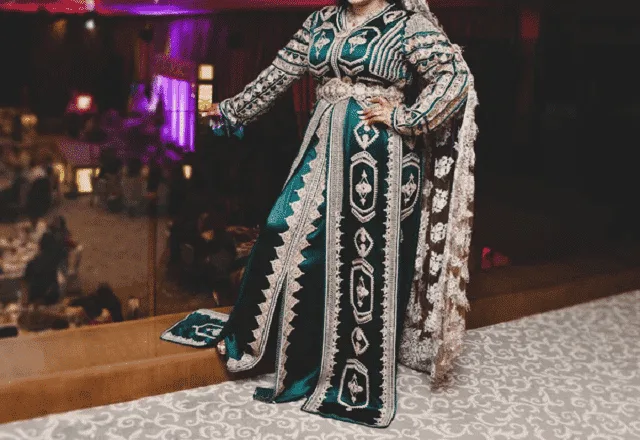 Femme portant un caftan marocain brodé, manches longues et col fermé