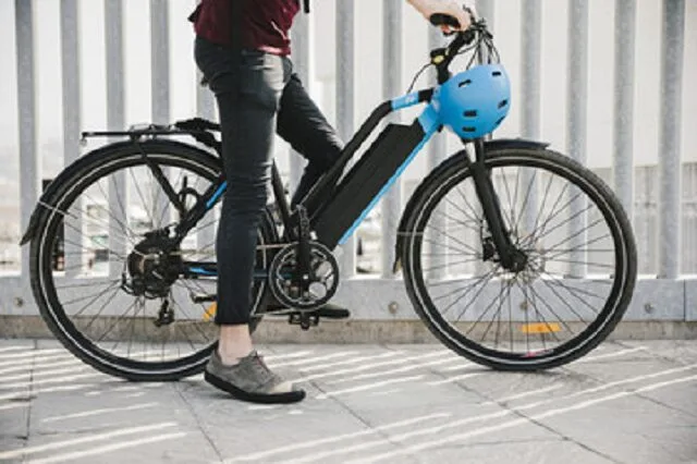 Vélo à assistance électrique avec batterie intégrée dans le tube diagonal