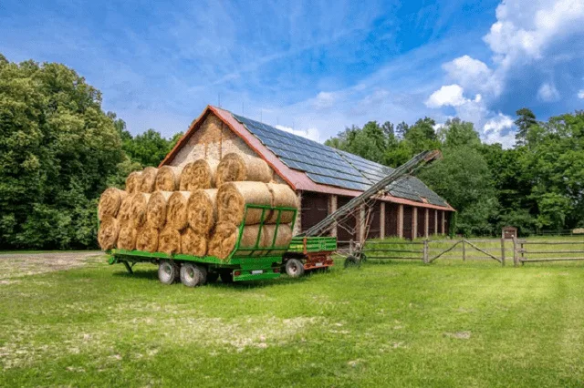 Panneaux photovoltaiques poses en deux rangees sur le toit en tuiles d une maison