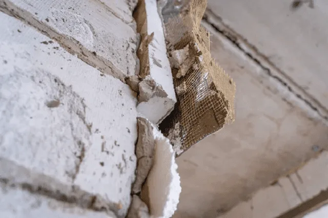 Panneaux isolants posés contre un mur de parpaing en cours de doublage
