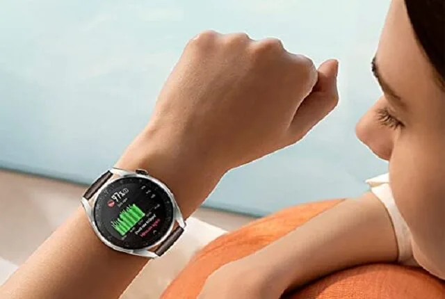 Jeune femme consultant sa montre connectee au poignet en exterieur