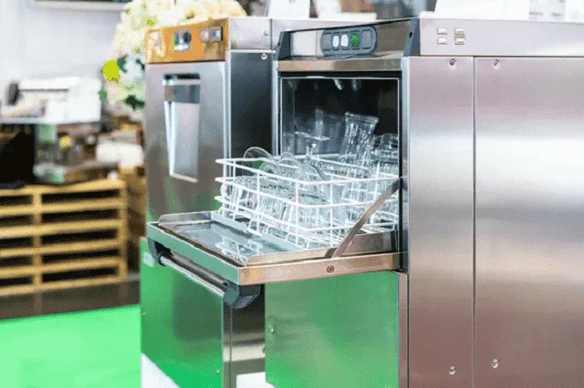 Lave-verres professionnel à capot ouvert avec son panier de verres