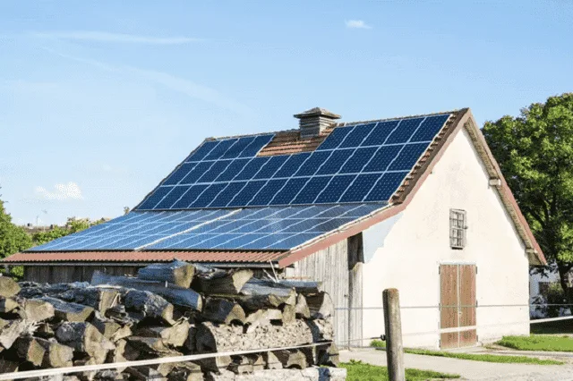 Rangée de panneaux photovoltaïques posés en surimposition sur un toit en tuiles