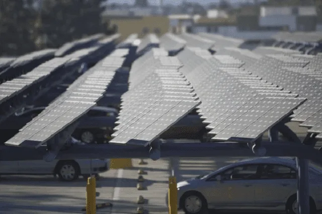 Panneaux solaires posés sur le toit d'une voiture électrique en stationnement