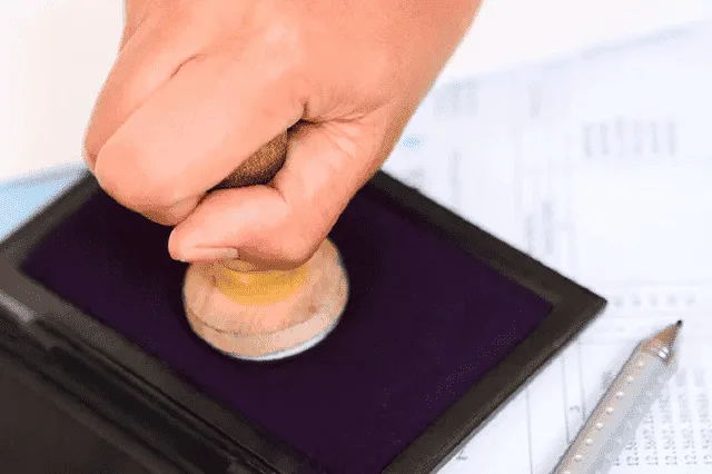 Empreinte d'un tampon personnalisé testée sur une feuille blanche