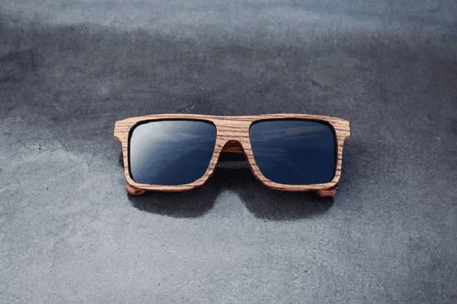 Paire de lunettes de soleil à monture en bois posée sur une table