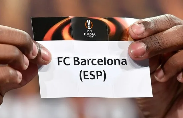 Des joueurs du FC Barcelone regroupes sur la pelouse pendant un match europeen