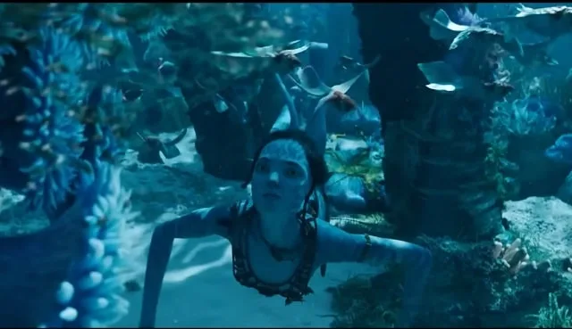 Une comedienne filmee sous l’eau par un cadreur en apnee dans un bassin de tournage