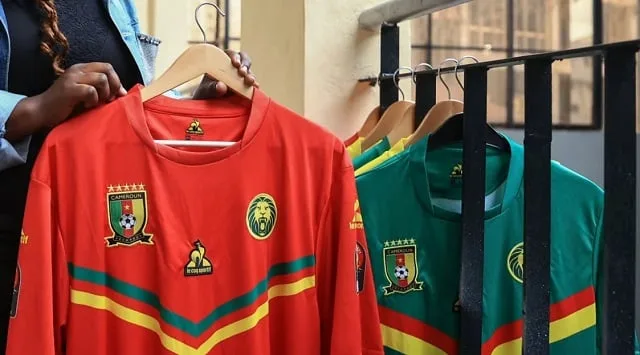 Étal de rue proposant des maillots de football aux couleurs du Cameroun