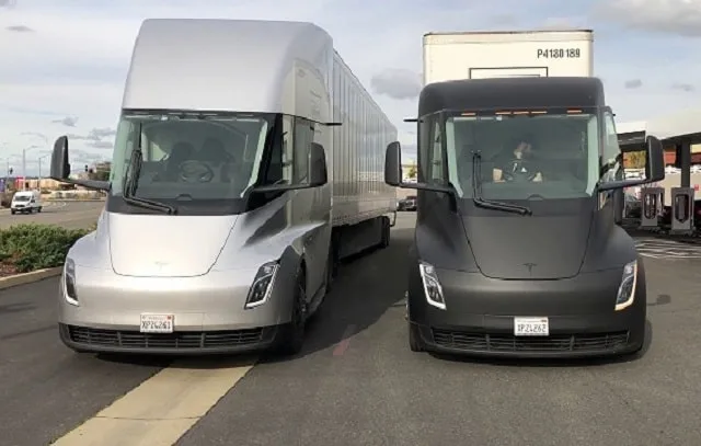 Tracteur Tesla Semi branché sur une borne de recharge