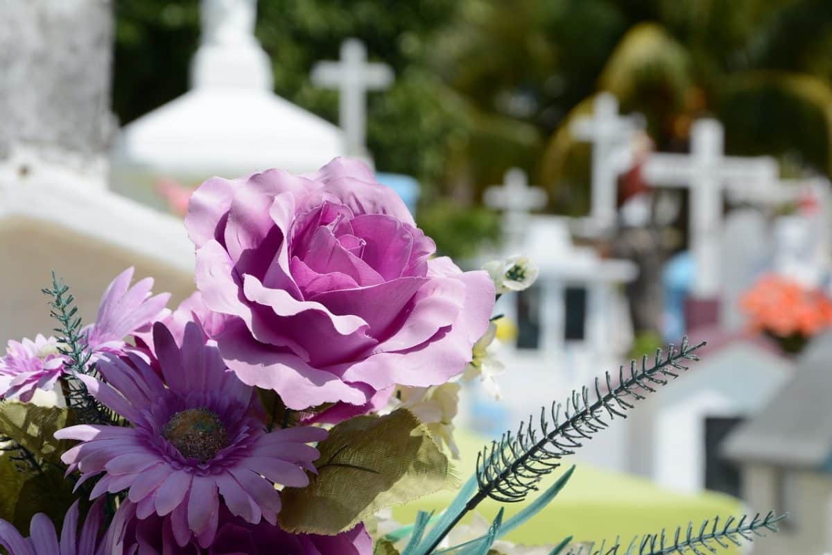 Plaque funéraire avec photo : un hommage personnalisé pour vos proches défunts