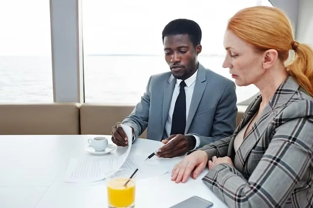Un dirigeant relit un contrat d'assurance posé sur son bureau