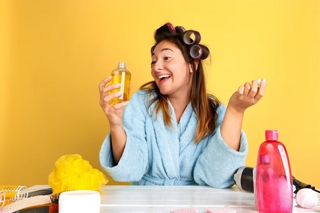 Femme tenant huile de croissance cheveux faite maison