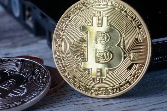 Écran affichant les cours de plusieurs cryptomonnaies en baisse