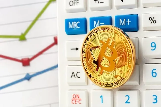 Pièces de cryptomonnaie posées sur une déclaration de revenus papier