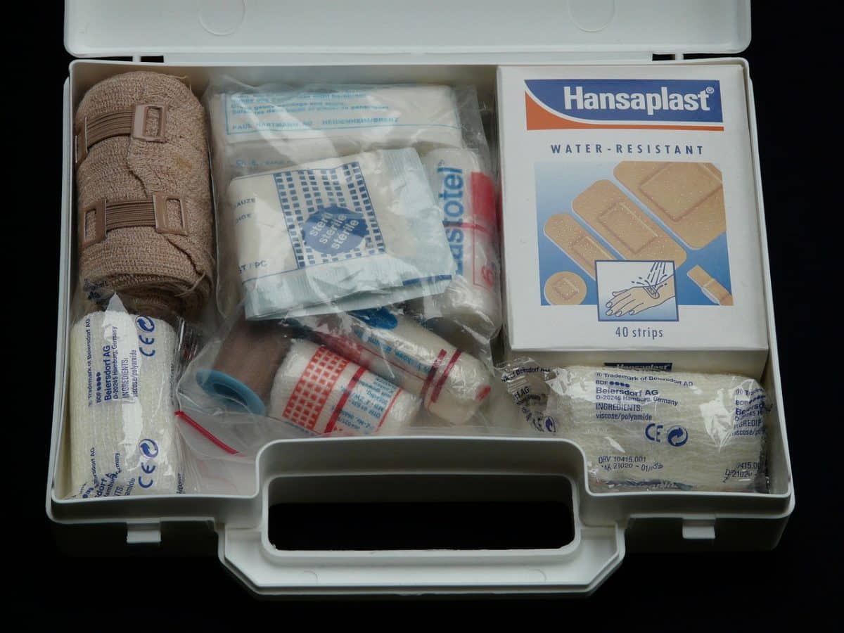 Préparez également un kit d'urgence qui contient de l'eau, des vivres, des médicaments, des vêtements chauds, une lampe de poche et des piles, ainsi que des articles d'hygiène de base. Cet équipement devrait être facilement accessible en cas d'urgence.