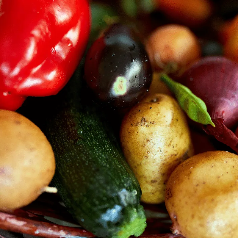 Rangs de légumes du potager prêts à être récoltés en été