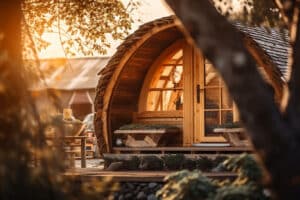 L’une des principales raisons pour lesquelles vivre dans une maison en bois est considéré comme écologique est la nature renouvelable du bois. Le bois utilisé dans la construction des maisons provient, majoritairement, de forêts gérées de manière durable, où les arbres sont replantés au fur et à mesure de leur abattage. Cela contraste avec les matériaux de construction traditionnels tels que le béton et l’acier, qui consomment des ressources non-renouvelables en quantités significatives. Ainsi, les processus de production du bois consomment moins d’énergie et émettent moins de carbone par rapport à d’autres matériaux de construction.