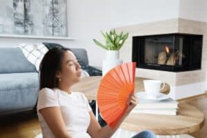 C'est le principe de l'inertie : diffuser la chaleur accumulée le jour lorsqu'il y a des changements de température. Les différences de températures à l'intérieur de la maison varient peu et ne baissent pas ! Une fois que la « masse » a accumulé de la chaleur, il est impossible de baisser la température rapidement.