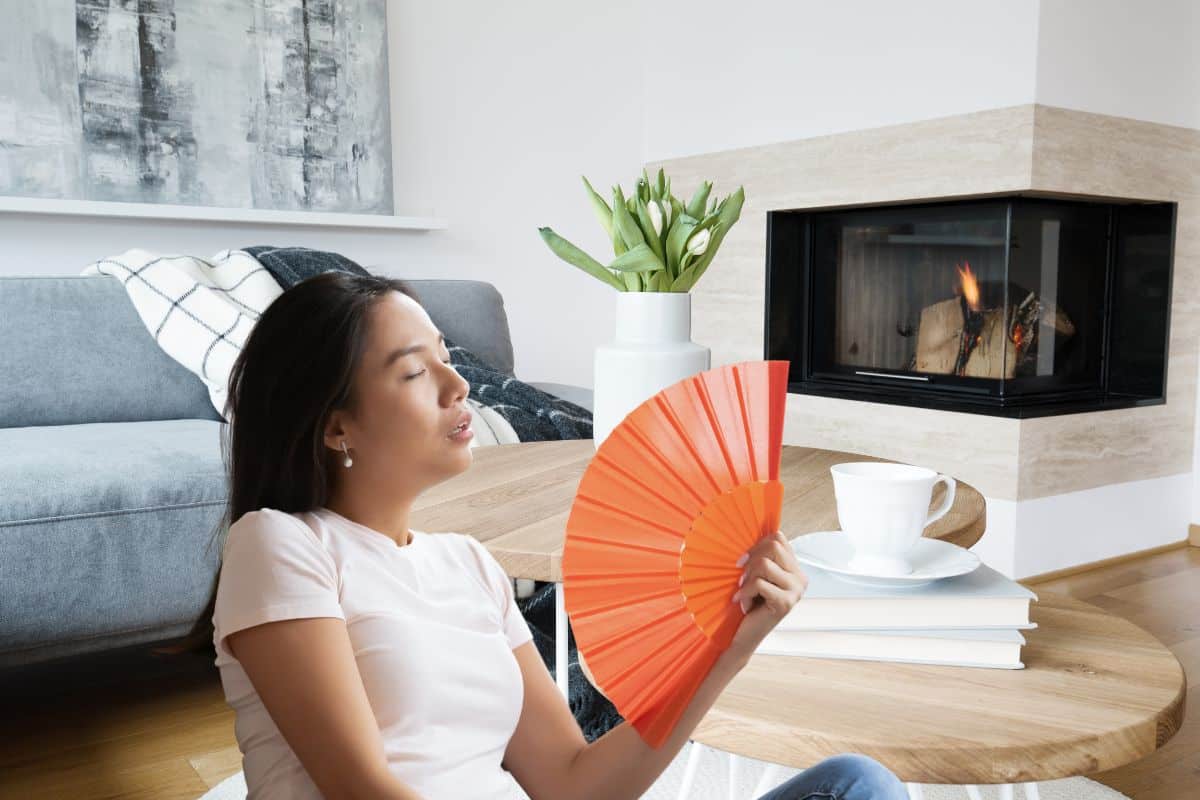 C'est le principe de l'inertie : diffuser la chaleur accumulée le jour lorsqu'il y a des changements de température. Les différences de températures à l'intérieur de la maison varient peu et ne baissent pas ! Une fois que la « masse » a accumulé de la chaleur, il est impossible de baisser la température rapidement.
