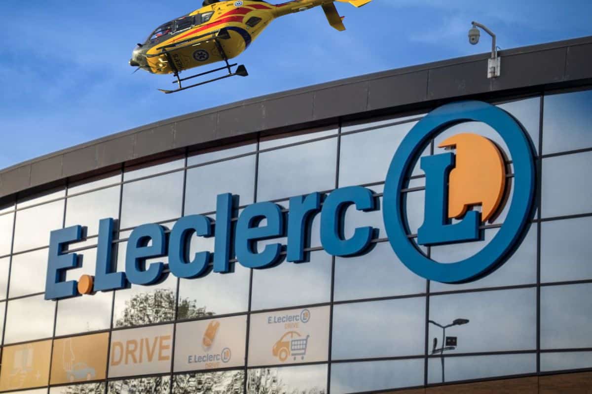 Samedi, en fin de journée, plusieurs clients étaient venus retirer leurs commandes quand ils ont assisté à la chute de l'employé du drive. L'accident du travail est survenu samedi soir, devant des clients.