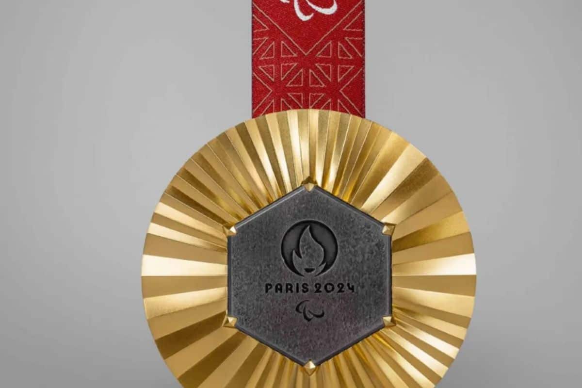 Après avoir dévoilé un emblème unique, un duo de mascottes, un look commun et un seul design de torche, Paris 2024 poursuit son ambition de rapprocher Jeux Olympiques et Jeux Paralympiques. Les médailles olympiques et paralympiques partagent ainsi une face au même design, celle sertie du fer de la tour Eiffel.    Le ruban des médailles olympiques sera d’un bleu sobre quand celui des médailles paralympiques se distinguera par son rouge profond, mélange des deux premières robes de la tour Eiffel, « rouge Venise » et « brun rouge ».