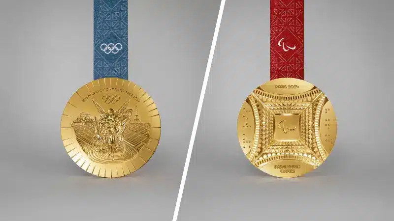 La face principale de chaque médaille met en valeur la Tour Eiffel, avec le logo de Paris 2024. La face arrière, normalement définie par le Comité International Olympique (CIO), représente l’effigie d’Athéna Niké (la Victoire ailée) avec le Parthénon en arrière-plan. Paris 2024 a cependant ajouté sa touche personnelle en dessinant la Tour Eiffel sur cette face arrière. Pour les médailles paralympiques, Paris 2024 a choisi de représenter la Tour Eiffel vue du dessous, avec du braille international sur les côtés, où est inscrit « Paris 2024 ».
