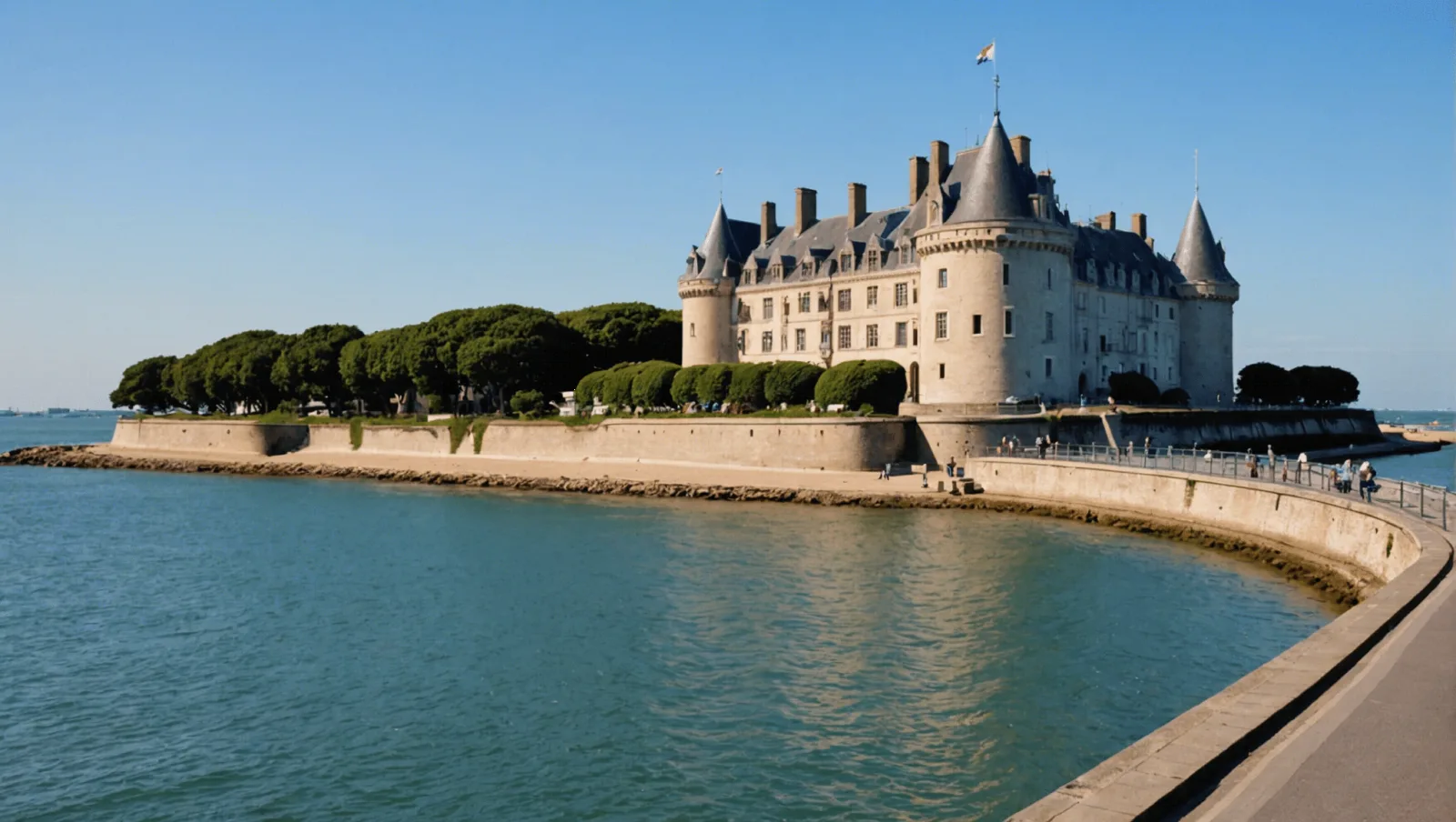 Quais du port de plaisance de Pornichet un jour de fête, bateaux à quai et public le long des pontons