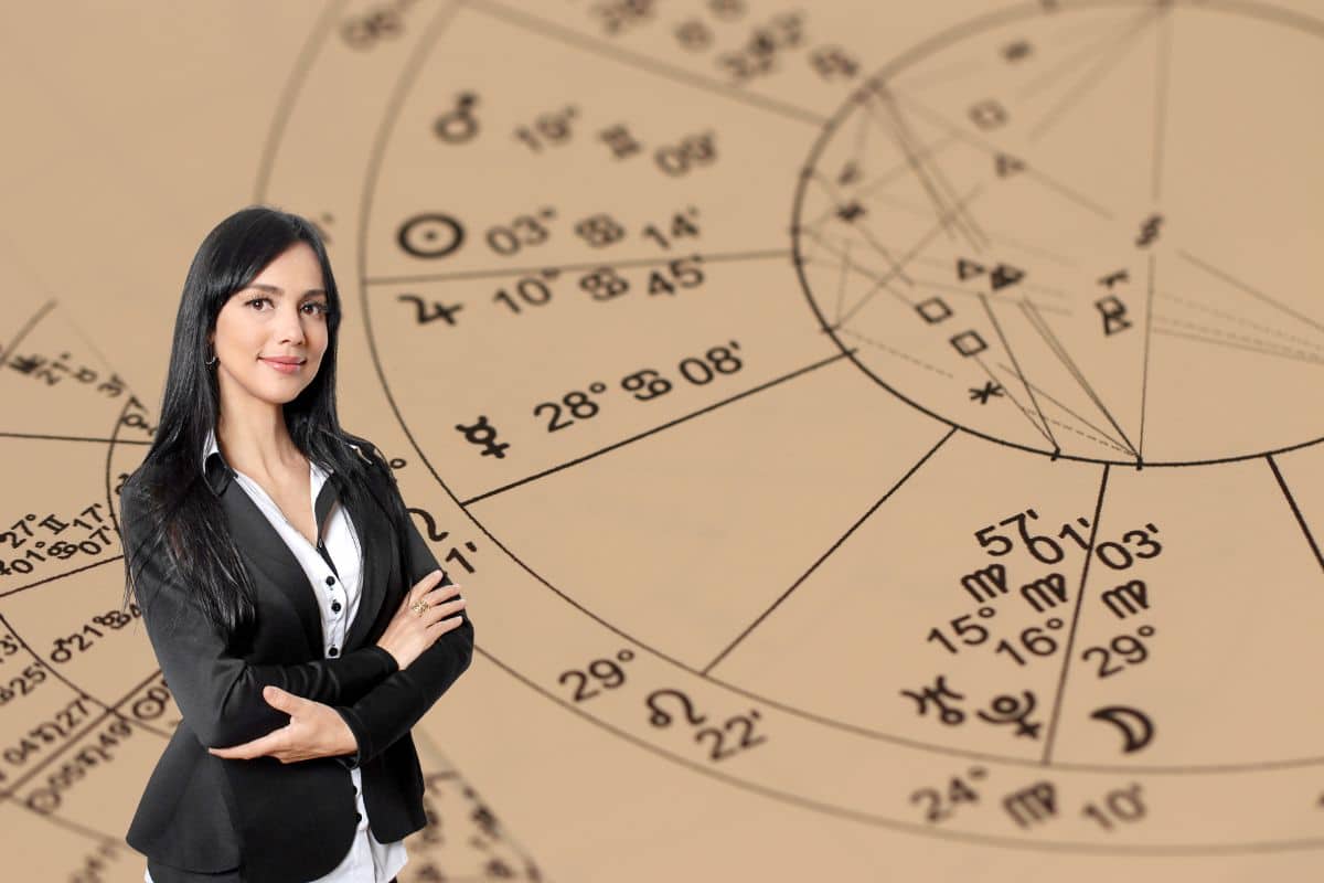 Le branding astral combine l'astrologie et le branding pour créer des stratégies de marque uniques et authentiques. Ses origines remontent à des milliers d'années, où les symboles astrologiques étaient utilisés pour attirer les clients. Au 20e siècle, l'astrologie a été intégrée dans les techniques modernes de marketing pour segmenter les marchés. Aujourd'hui, avec l'essor d'internet et des réseaux sociaux, le branding astral s'est popularisé, notamment grâce aux influenceurs. Il permet de créer des liens émotionnels profonds avec les consommateurs et continue d'évoluer, offrant des opportunités prometteuses pour l'avenir du marketing.